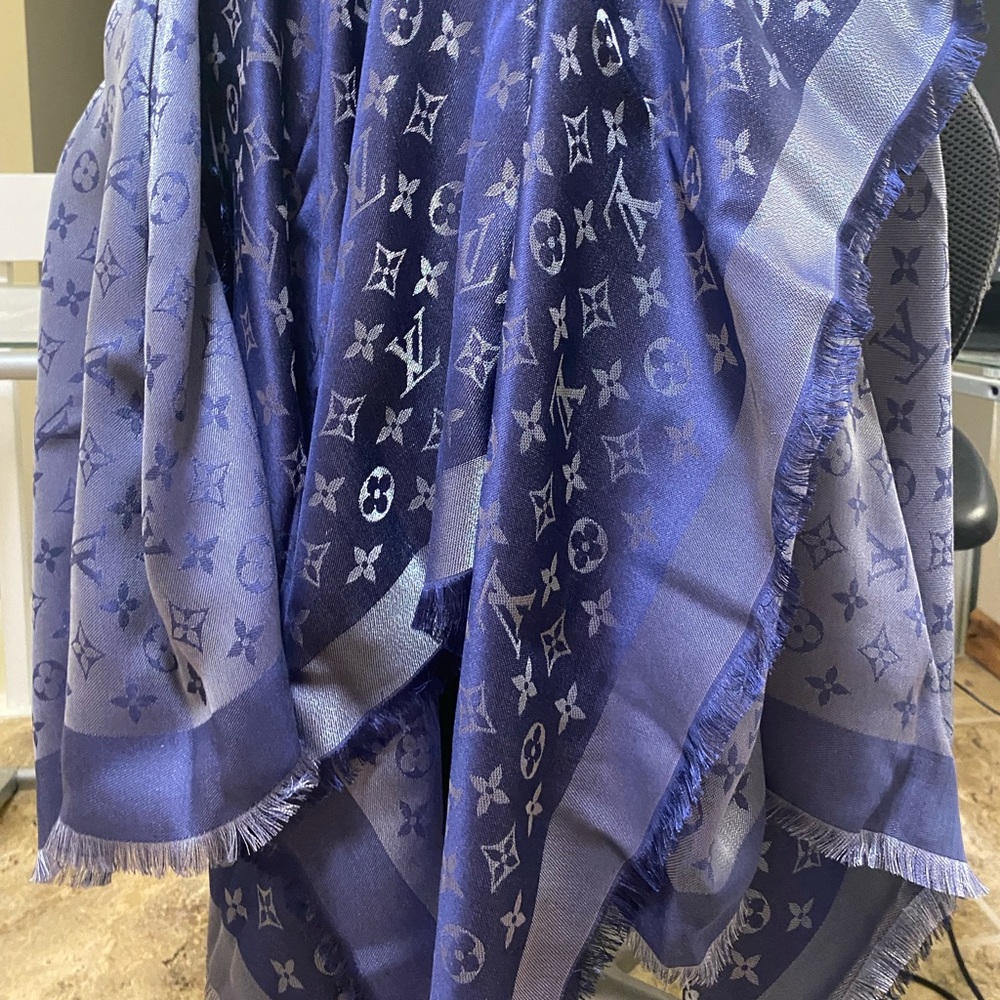 LV shawl new 🌹no box